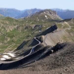 Paesaggio montano con strade tortuose bonnette