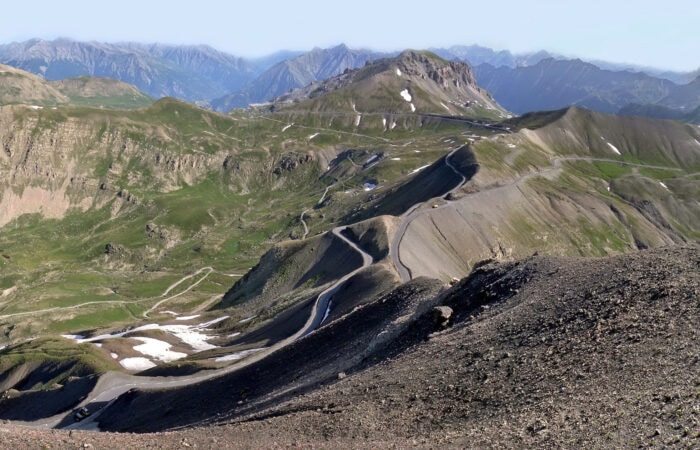 Paesaggio montano con strade tortuose bonnette
