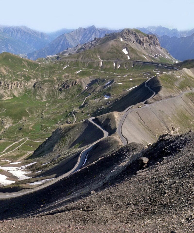 Paesaggio montano con strade tortuose bonnette